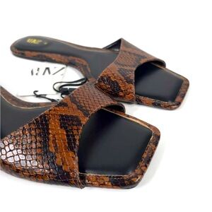 NWT ZARA LEATHER Flat Embossed
Sandals Snake Print 1608/010 Sz 38